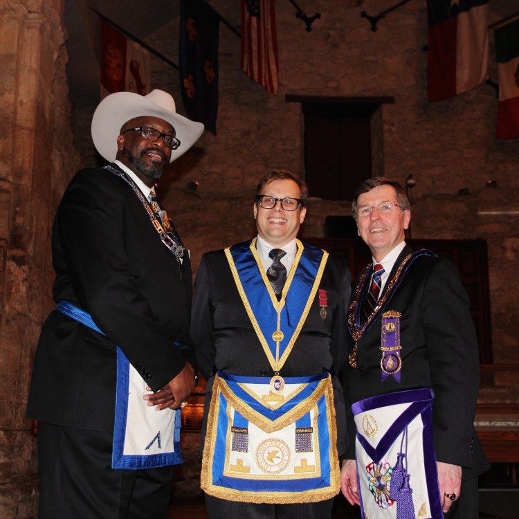 WBro Andy Green with the Master of the Alamo Lodge No.44 (left) and the Grand Master of Texas (right) in the Alamo